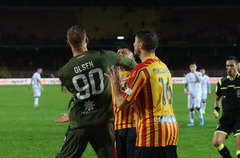 Lecce-Cagliari finisce 2-2 con «rissa» in campo: due espulsi