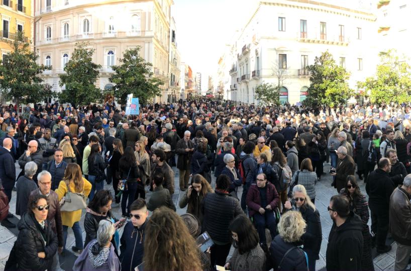Taranto, le «sardine» sbarcano a Taranto: migliaia in piazza. Sartori: questa città è avanti