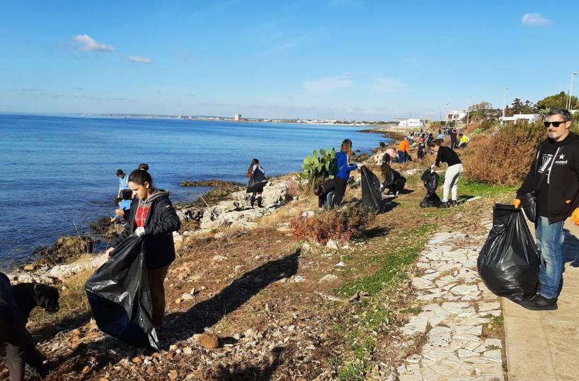Porto Cesareo, comune e cittadini volontari ripuliscono la costa