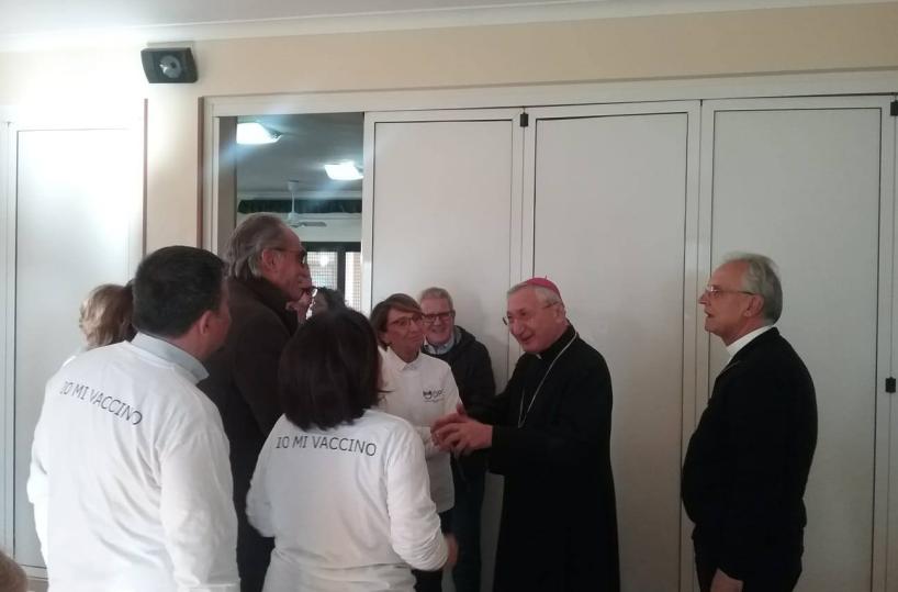 Vaccini, anche l'arcivescovo Santoro di Taranto si sottopone all'iniezione