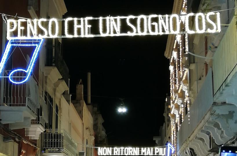 Polignano a Mare, le luci di Natale "cantano" le parole di Modugno
