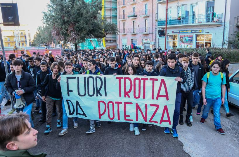 Potenza, sciopera contro le «indicazioni»: studente pestato da altri del movimento