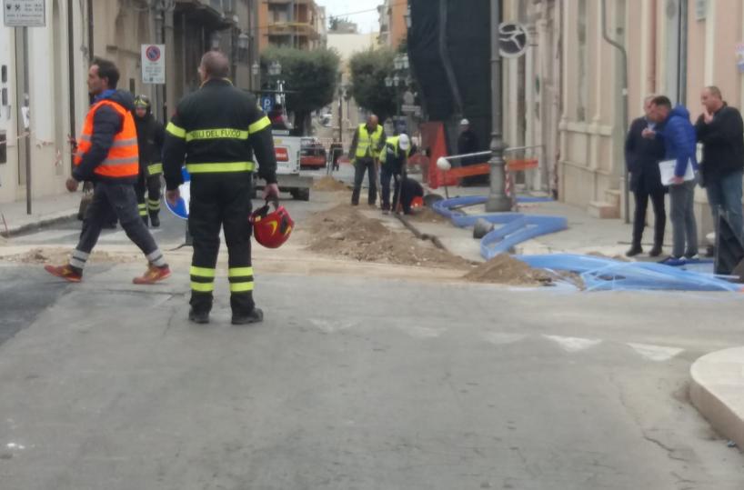 Brindisi, bucato tubo di gas durante lavori paura in città