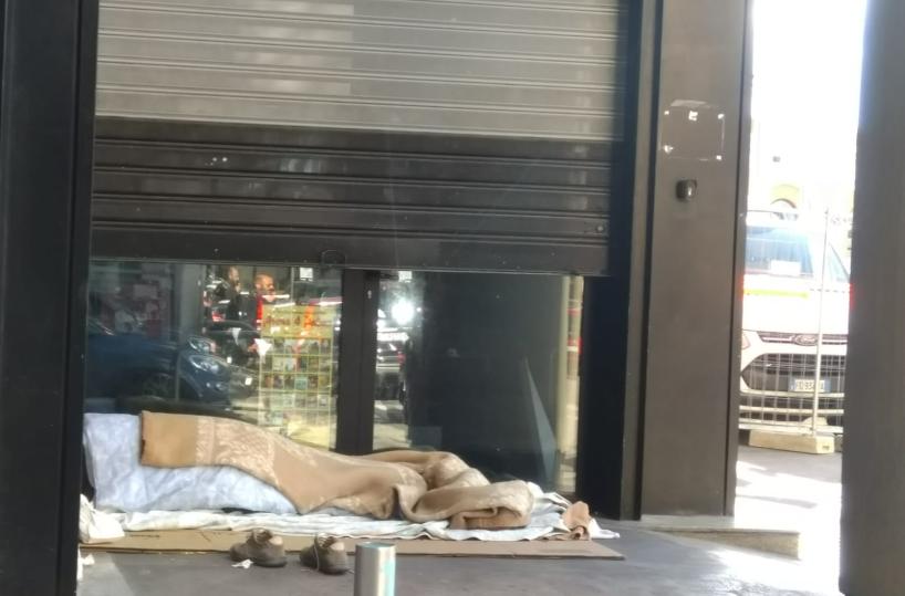 Bari, il ritorno dei senzatetto: tra coperte e cartoni: giaciglio in Piazza Moro