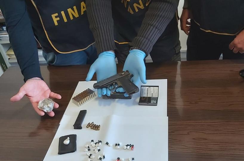 Bari, Gdf sequestra pistola e droga nascoste nell'atrio di un palazzo