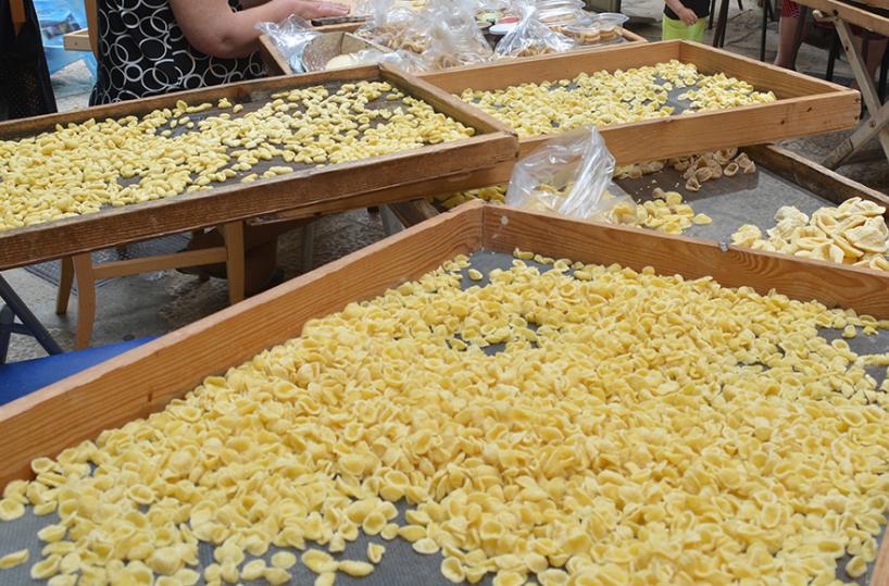 Barivecchia, le «signore delle orecchiette»: «Nessuna tracciabilità: impastiamo davanti ai clienti»
