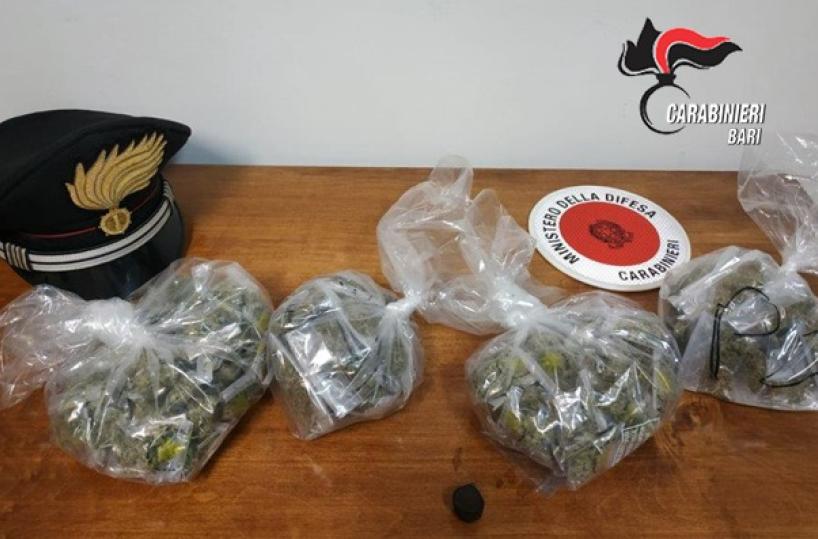 Bitonto, passeggia in centro con la droga nella borsa della spesa: arrestato