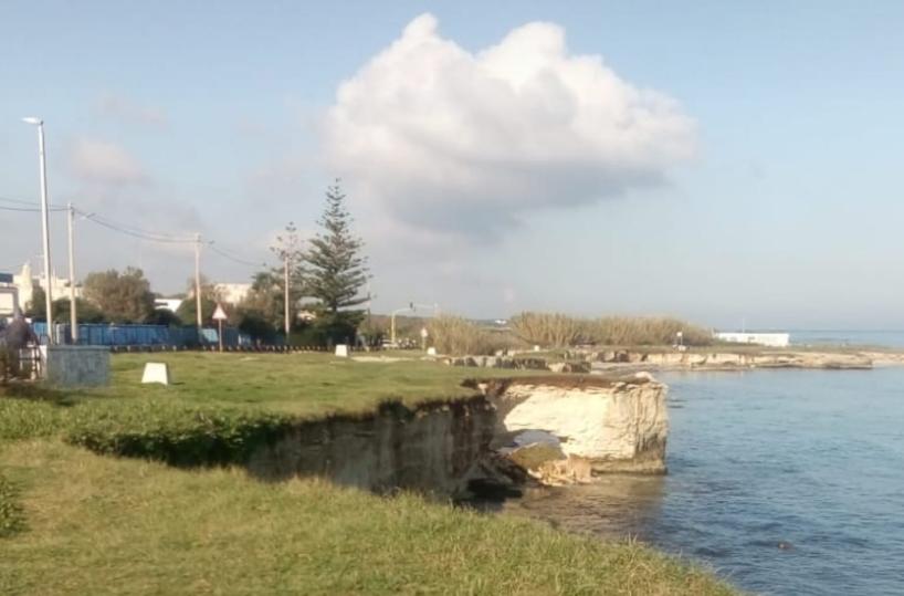 San Foca, mareggiata sgretola la falesia: divieto di avvicinamento