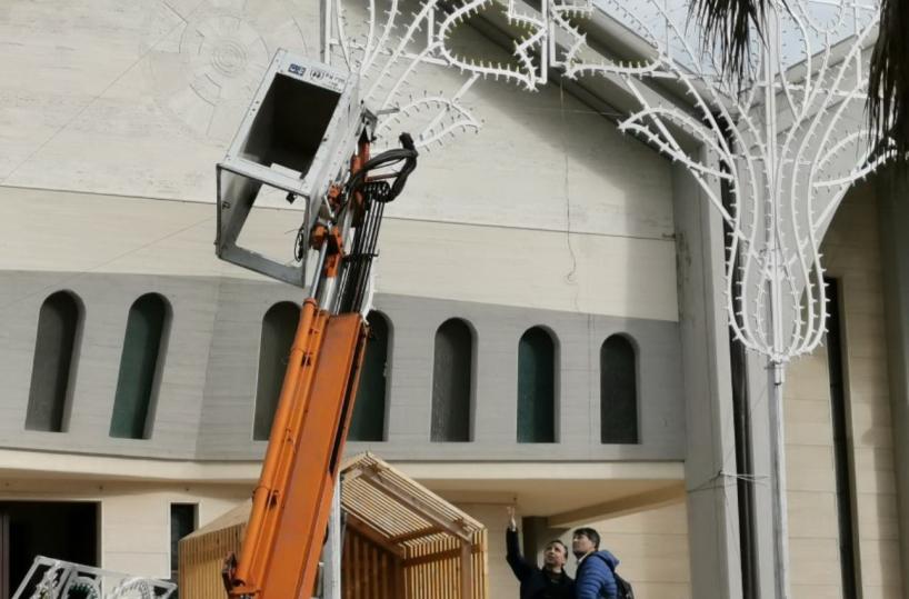 Andria, precipita da gru mentre monta luminarie della chiesa: muore operaio 44enne