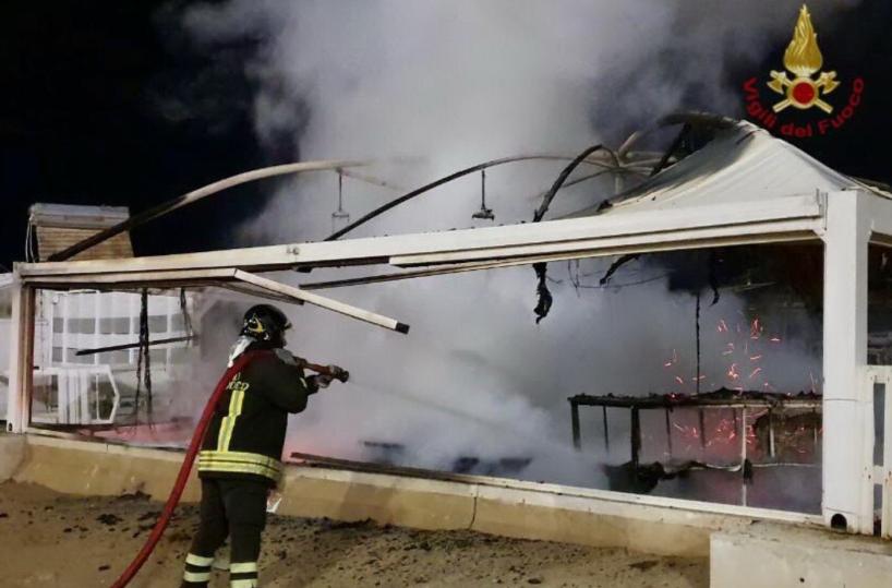 Campo di Mare, attentato incendiario distrugge stabilimento balneare