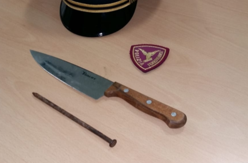 Foggia, minaccia passeggeri in stazione con un grosso coltello: arrestato 22enne bulgaro