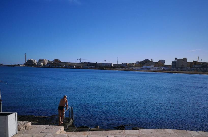 Bari, ecco il super nonno: dopo la corsa si tuffa in mare