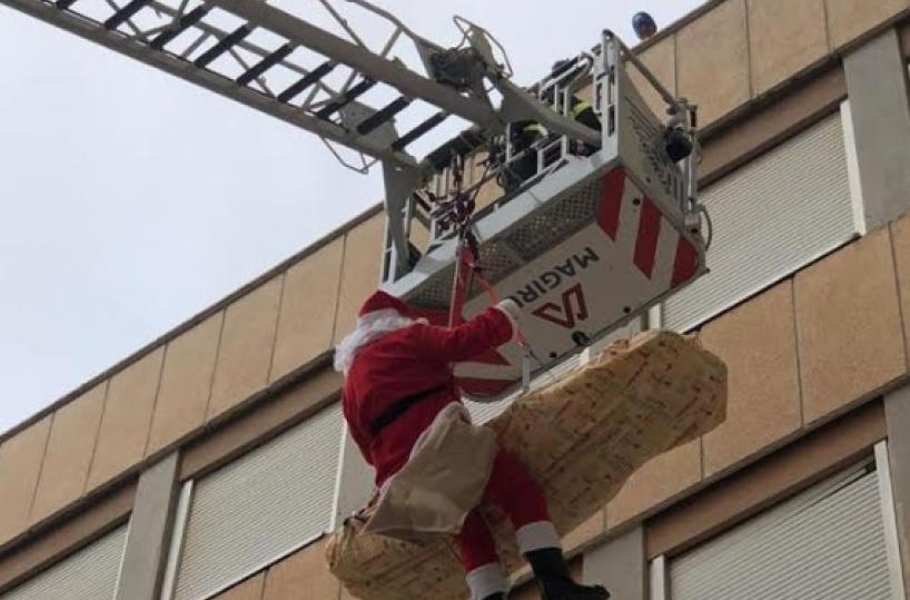 Lecce, Babbo Natale è un «vigile» e si arrampica per portare doni ai bimbi in ospedale