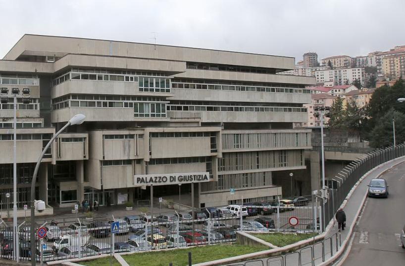 Potenza, ex dirigente Corte d'Appello e assistente arrestati per peculato