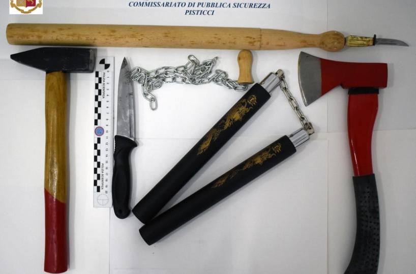 Picchiava la moglie con coltelli, asce e nunchaku: arrestato nel Materano