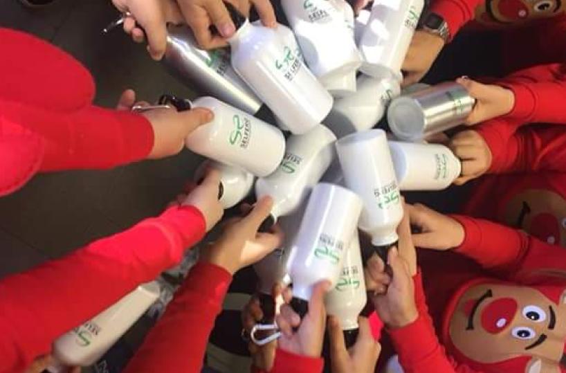 Bari, azienda dona 800 borracce d'acciaio a 3 scuole per dire no alla plastica
