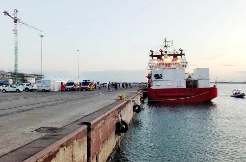 Ocean Viking, sbarcati a Taranto i 159 migranti: tra loro anche 40 minori