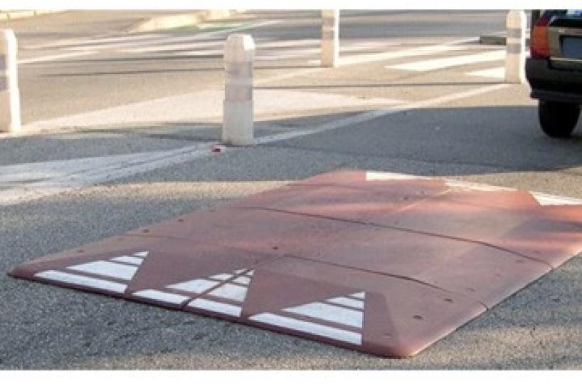 Bari, agli incroci arrivano i cuscini berlinesi: così il traffico rallenta