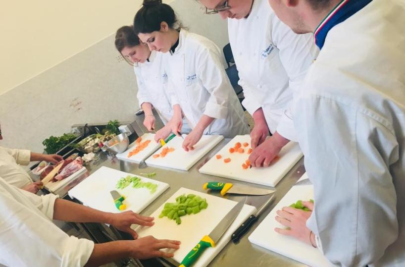 San Giovanni Rotondo, gli studenti dell’Alberghiero chef di Natale per 150 poveri