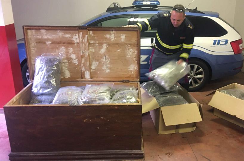 Bari, viaggiava in A/14 con la droga nella cassapanca. arrestato un 62enne salentino 