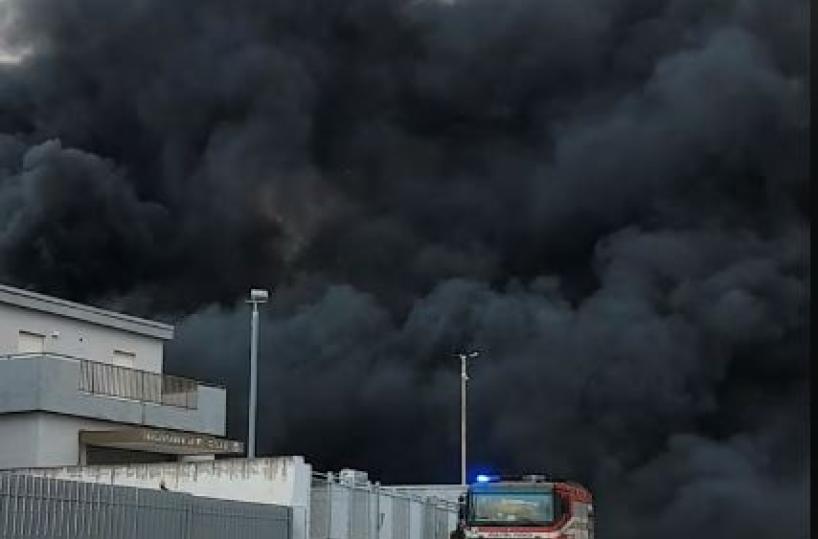 Barletta, in fiamme deposito di rifiuti 