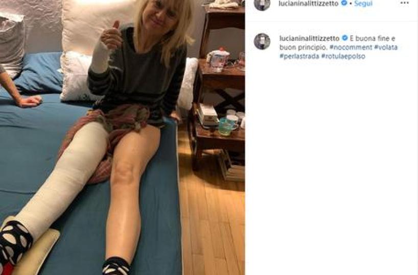 Luciana Littizzetto cade in strada, braccio e gamba ingessati