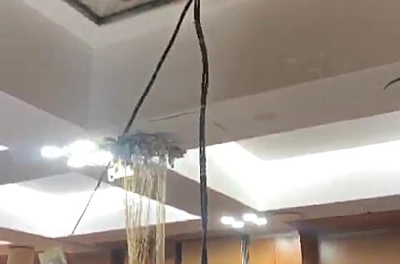 Bari, crolla controsoffitto di un hotel durante veglione Capodanno: feriti
