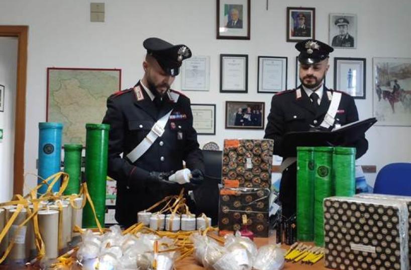 Bernalda, in casa con 12 kg di fuochi d'artificio illegali: denunciato