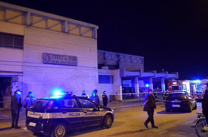 Bari, fiamme in box del mercato del San Paolo