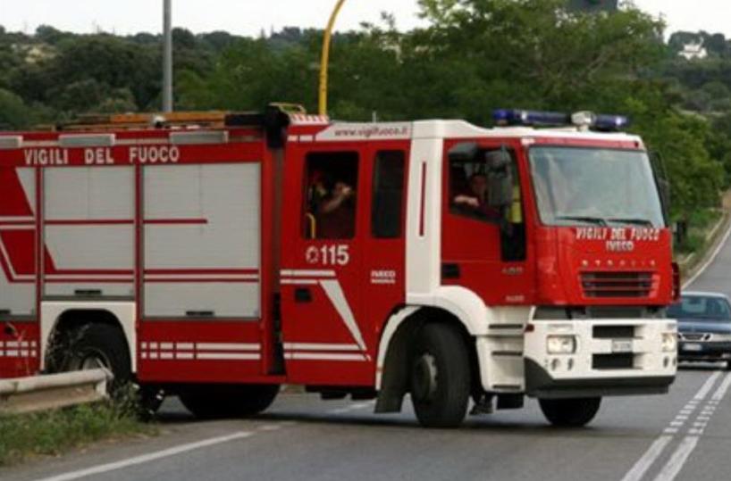 Bari, incendio su balcone appartamento: vigili del fuoco salvano madre e figlio