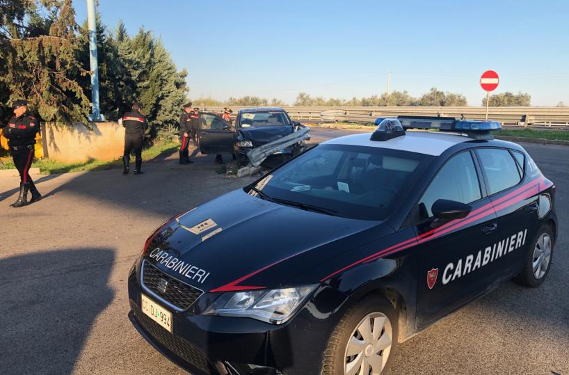 Bari, non si fermano all'alt dei Cc e si schiantano contro il guard rail