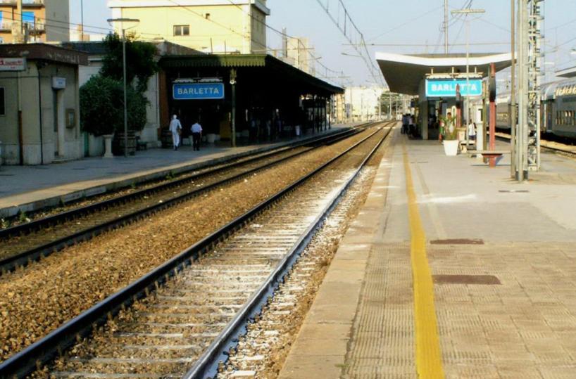 Barletta, 20enne tenta suicidio sotto un treno in diretta Facebook: salvo