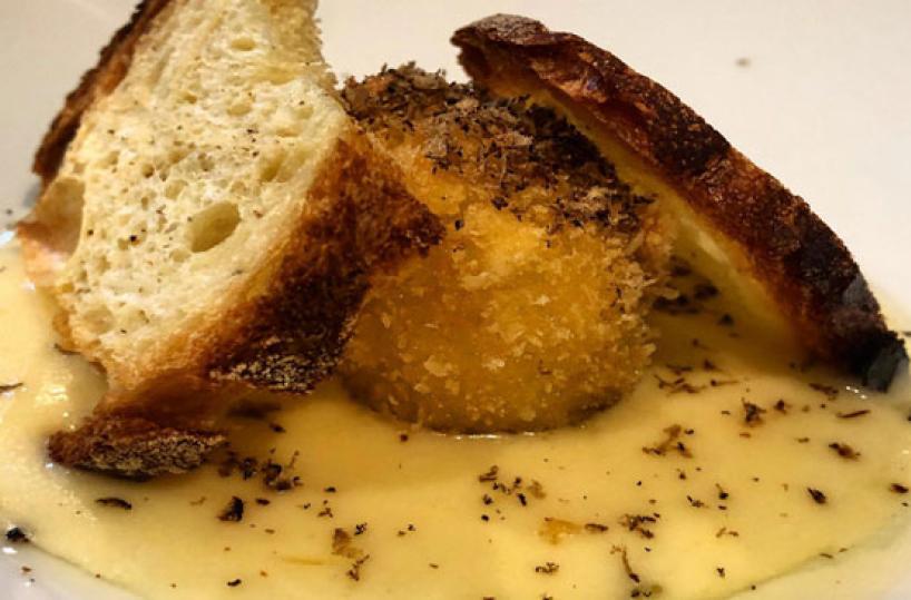 Ricette Puglia - Uovo croccante con fonduta di caciocavallo e tartufo nero - A cura degli chef Danilo D'Attolico e Carlotta Martinelli