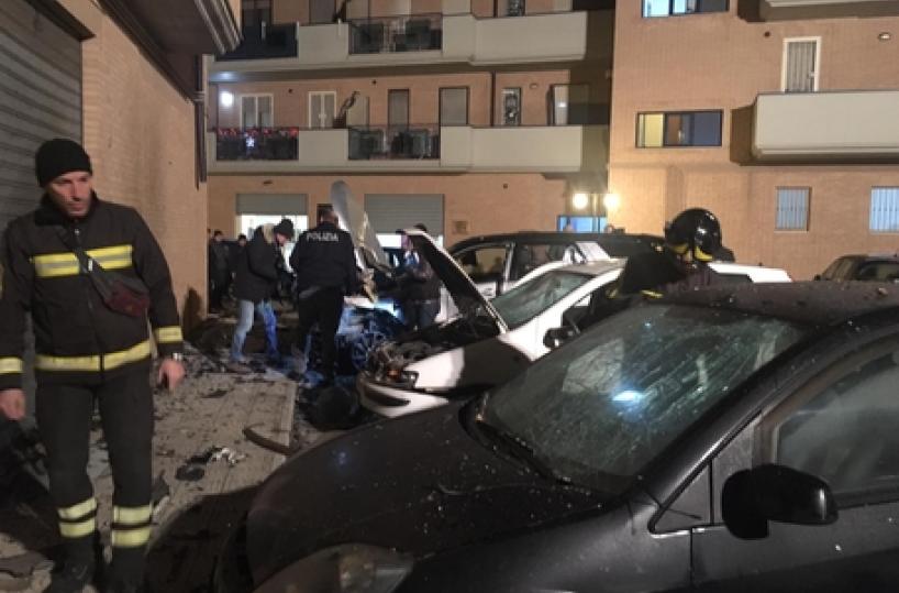 Paura Foggia, bomba distrugge sei auto e danneggia case: salva bimba di 7 mesi