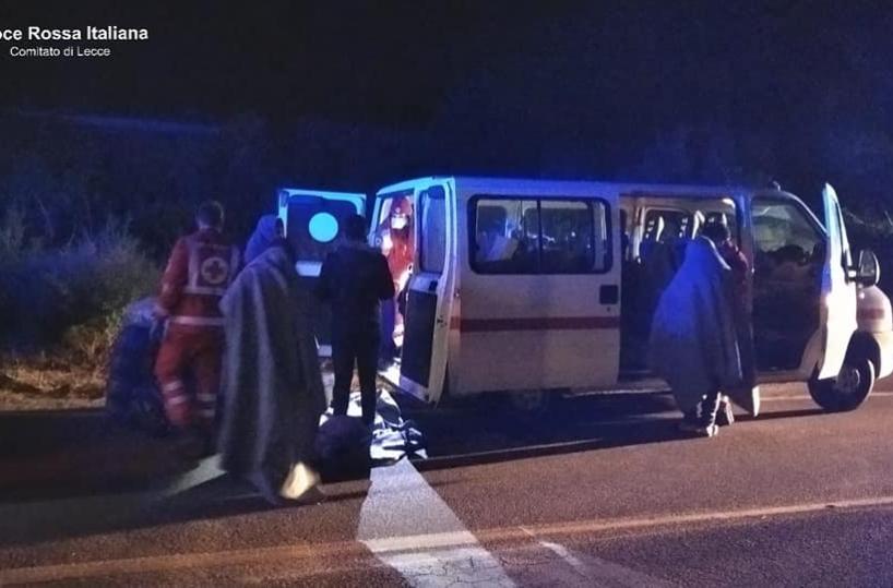 Lecce, sbarcano nella notte 33 migranti: erano bagnati e stremati