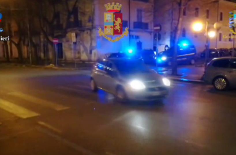 Polizia, cc e Gdf setacciano Foggia dopo attentati: 100 perquisizioni