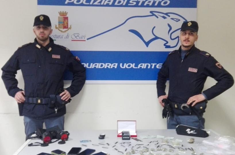 Bari, polizia scopre centrale casalinga dello spaccio: in manette un 17enne