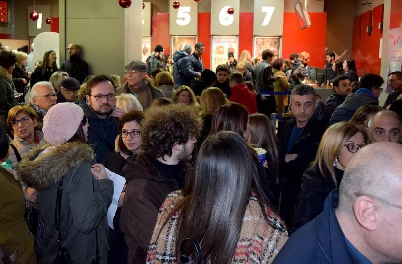 «Che belli i cinema pieni»: Checco Zalone rianima le sale baresi