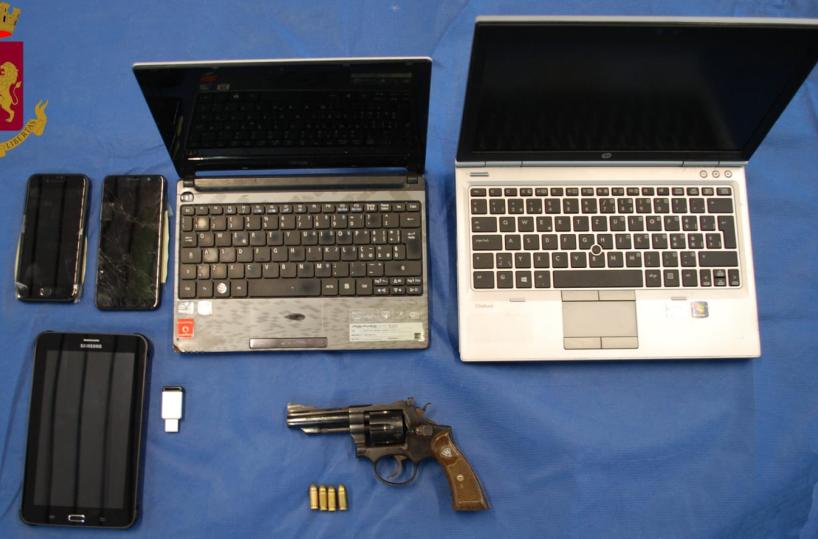 Matera, diffonde sui social video intimi della ex: arrestato 37enne