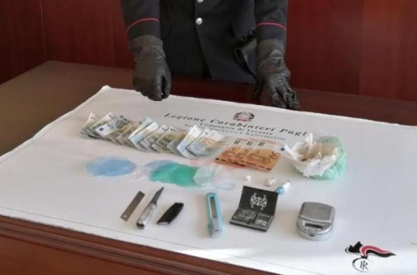 Taranto, marito e moglie spacciano cocaina ed eroina in casa: arrestati