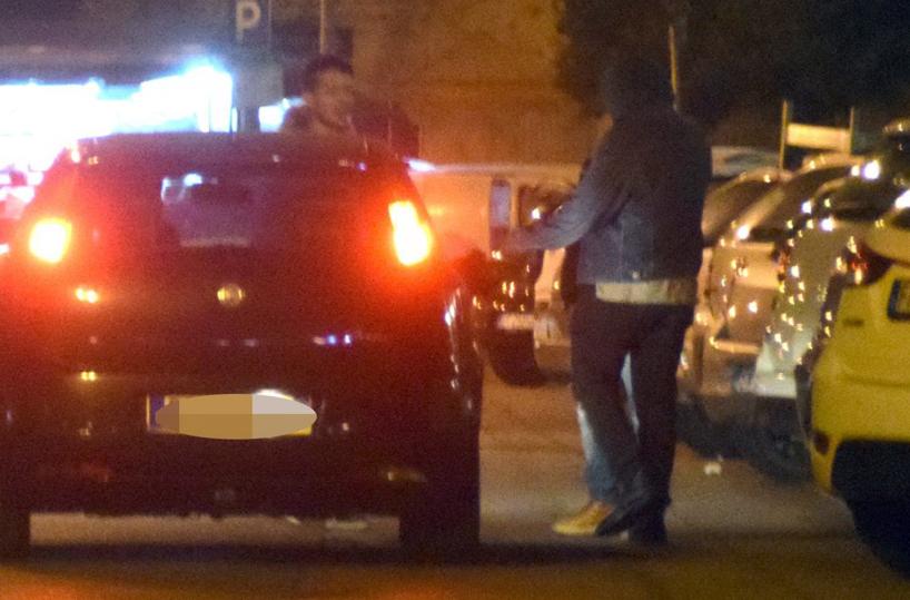 Bari, la movida «ostaggio» dei parcheggiatori abusivi