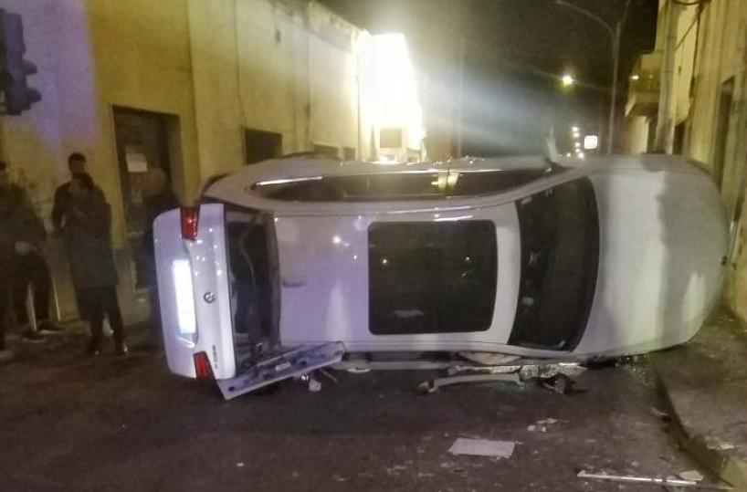 Racale, suv si ribalta in centro città, conducente ferito