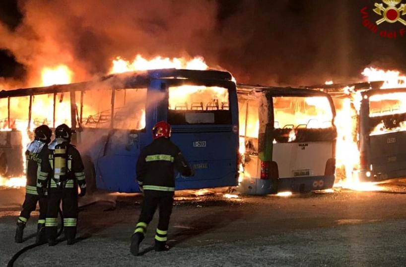 Brindisi, incendiati 3 bus nel deposito Stp: al via le indagini