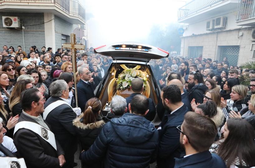 Fasano, a migliaia per l'addio al &laquo;guerriero&raquo; Custodero 