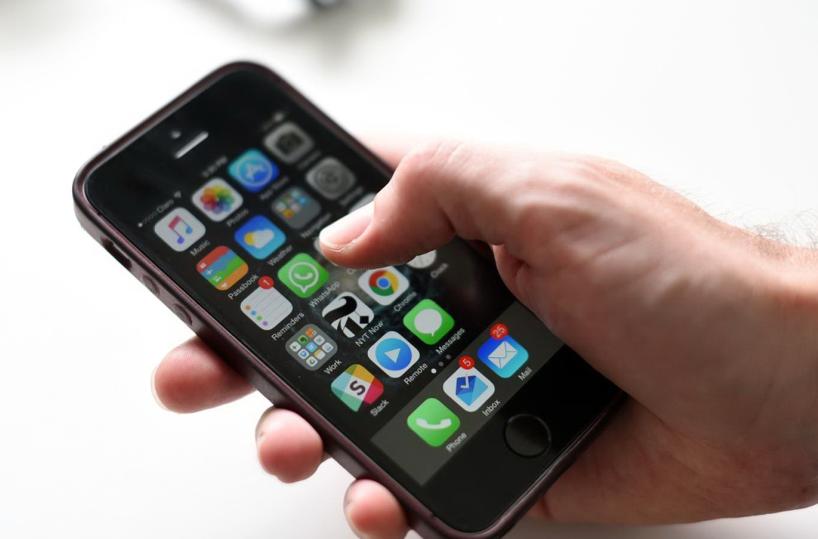 Bari, un adolescente su due scambia foto hard sul cellulare: l'indagine dell'università