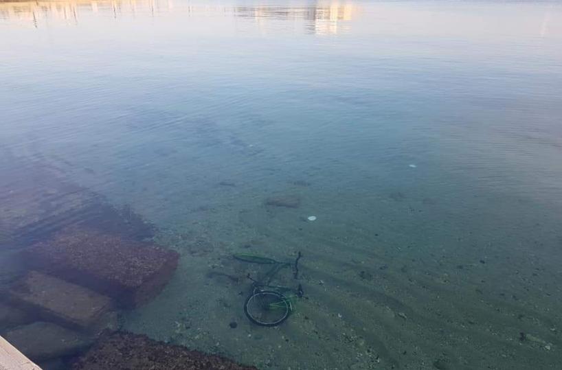 Bari, sul fondo del mare spunta una bici: è mistero