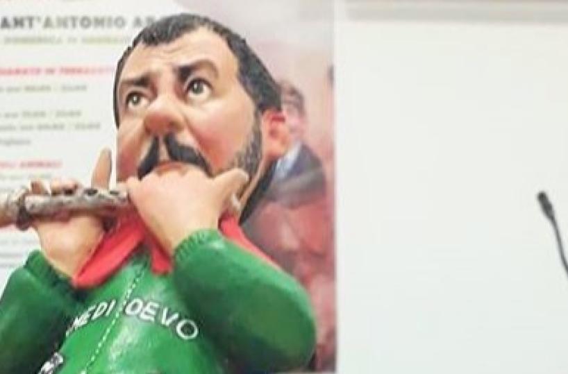Salvini è «Il mago del piffero»: il fischietto vincitore del concorso di Rutigliano