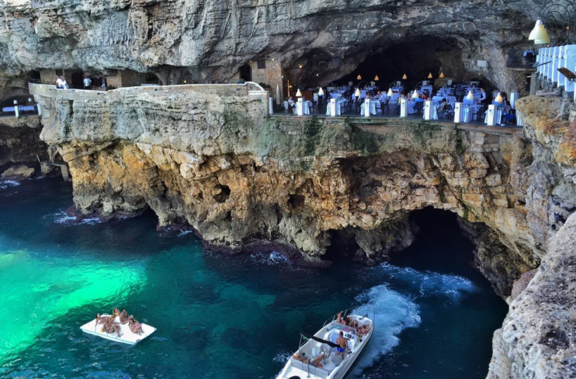 Polignano: «A Grotta Palazzese via scala e canna fumaria», il gestore: «Tutto regolare»