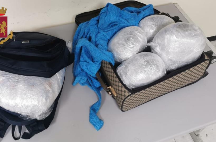 Bari, 6kg di marijuana nascosta fra i bagagli: arrestati 2 nigeriani
