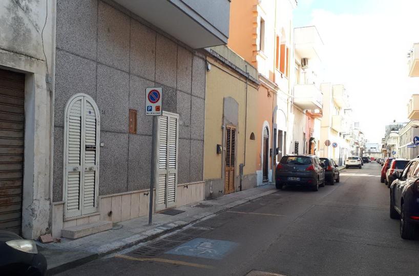 Nardò, 91enne trovata a casa nel sangue, muore in ospedale: è giallo